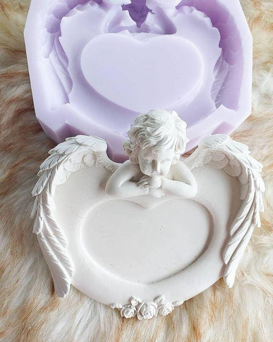 Molde em silicone branco com anjo e coração em relevo, com base lilás