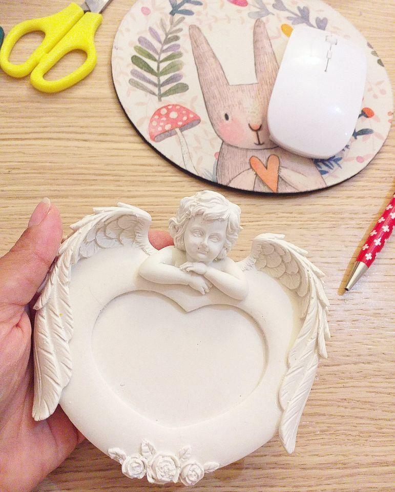 Molde em silicone branco em forma de coração com anjo e asas em relevo