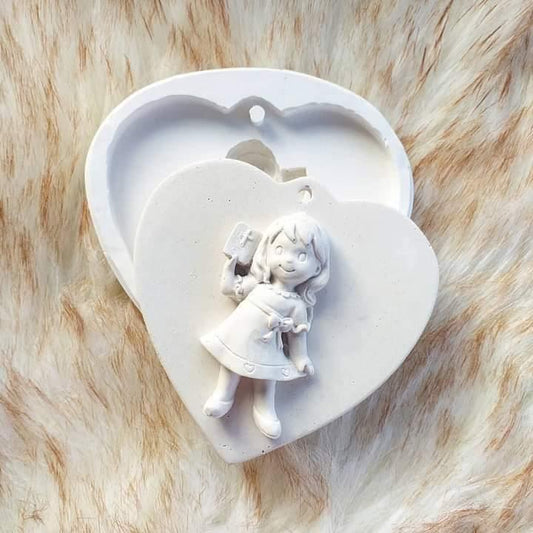 Molde em coração para menina, com relevo de figura a segurar um livro