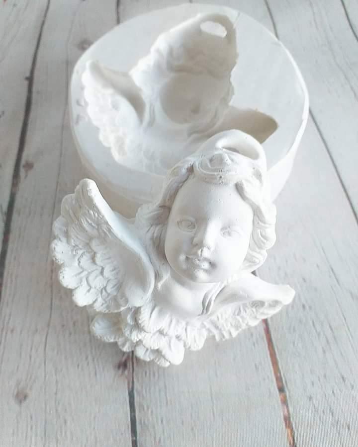 Molde em forma de anjo com furo, em relevo branco