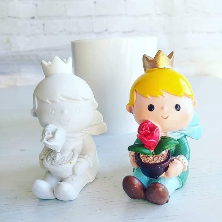 Molde do Pequeno Príncipe com duas figuras, uma branca e outra pintada com rosa.
