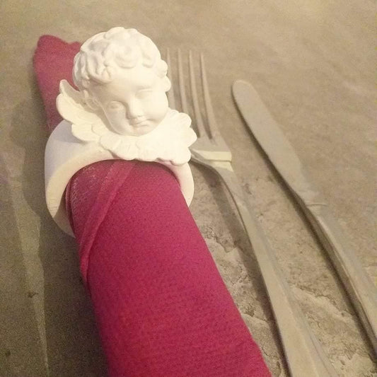 Porta-guardanapo em anjo branco com abertura para guardanapo e tecido vermelho