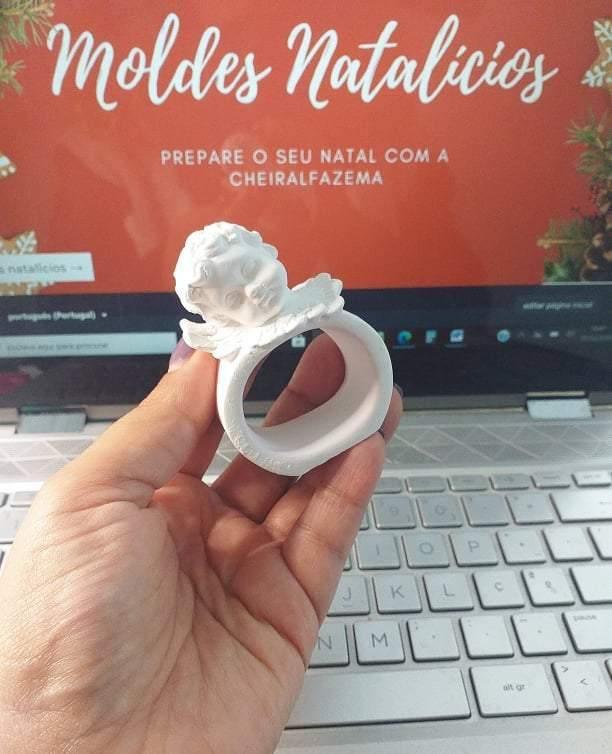 Porta-guardanapo em anjo branco, anel circular com figura em relevo nas mãos