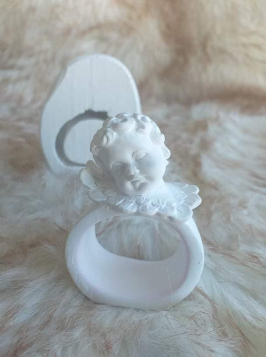 Porta-guardanapo em forma de anjo, anel branco com figura angelical em relevo