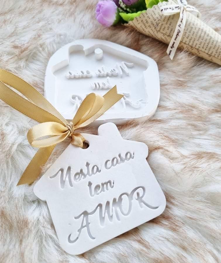 Molde de silicone branco com placa decorativa 'Nesta casa tem Amor'
