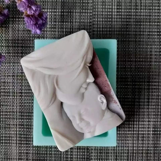 Molde de silicone branco com relevo de mãe e bebé, forma quadrada