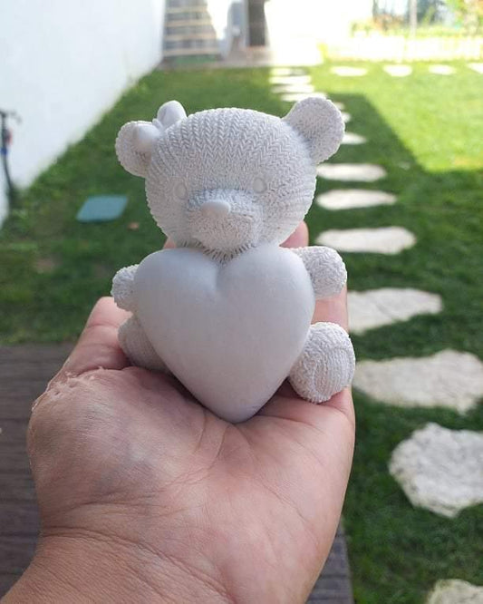 Ursinho de peluche branco com coração em relevo azul claro