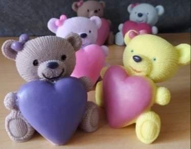 Conjunto de ursinhos de peluche com corações em relevo roxos, rosa e amarelo