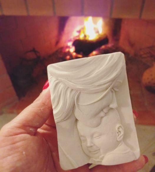 Molde de silicone branco com relevo de mãe a segurar bebé, forma quadrada