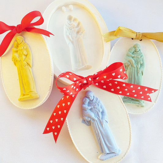 Conjunto de moldes ovais com Santo António em relevo, laços vermelhos e amarelos