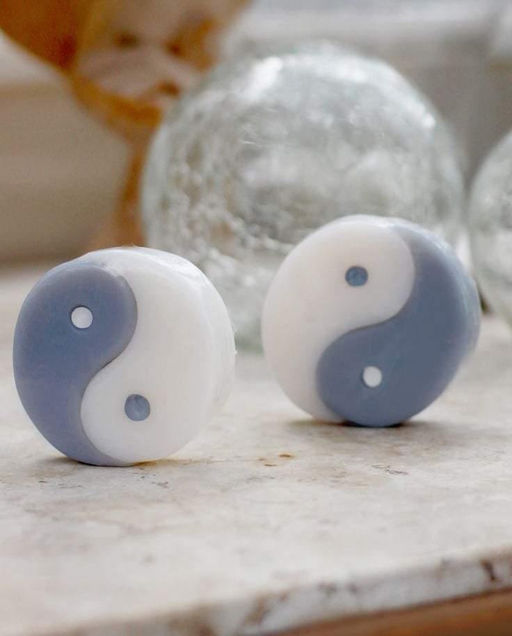 Peças em forma de Yin-Yang, branco e azul, duas metades arredondadas