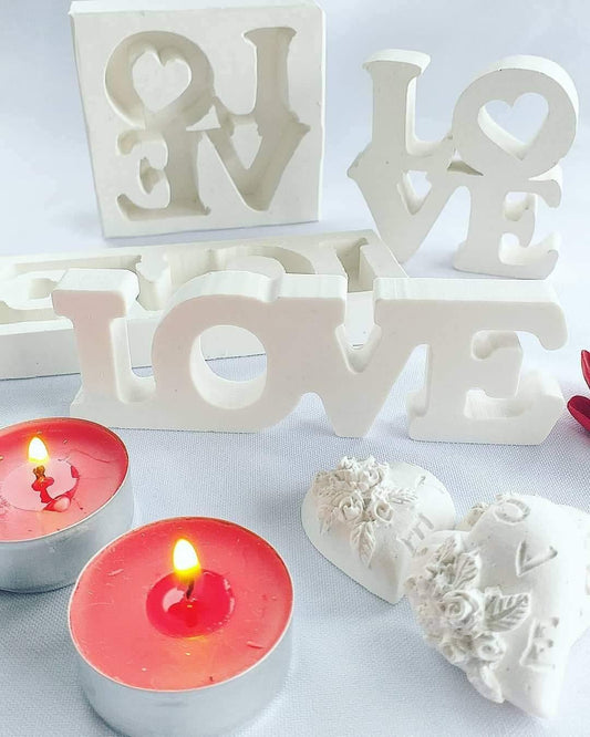 Conjunto de moldes em branco com letras LOVE e símbolo de coração, peças soltas