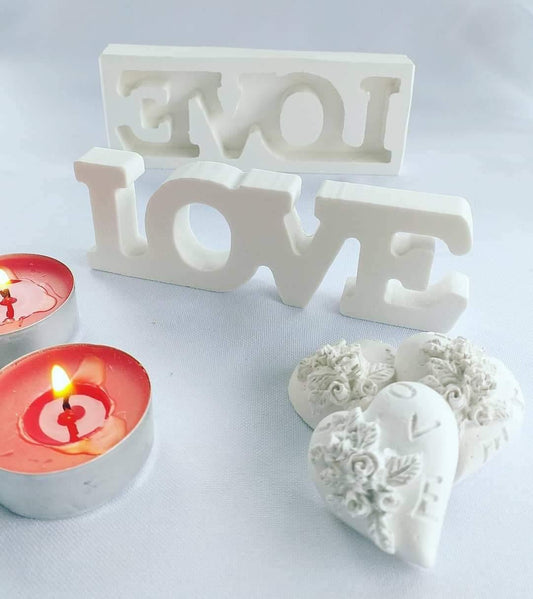 Molde de letras LOVE em branco, peça em relevo com formato de coração