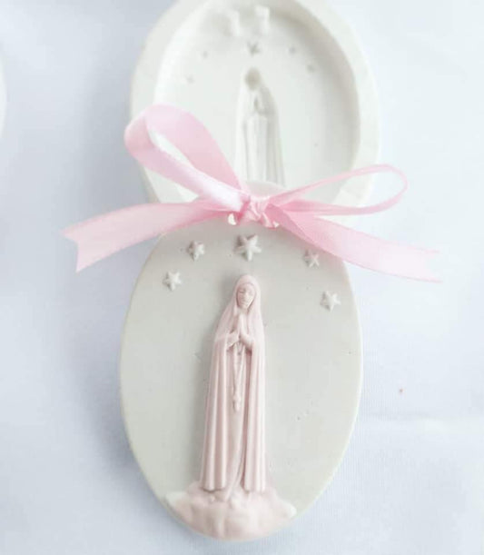 Molde oval de Nossa Senhora de Fátima em relevo, com laço rosa e estrelas