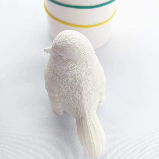 Molde de passarinho 3D branco, vista lateral com asa e cauda em relevo