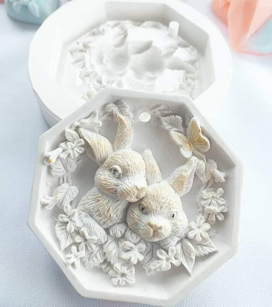 Molde de coelhos com furo, coelhos em relevo no molde branco octogonal