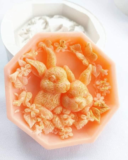 Molde de coelhos em silicone rosa pêssego, com coelho amarelo e flores em relevo