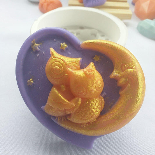 Molde em forma de coração roxo com coruja em relevo dourado