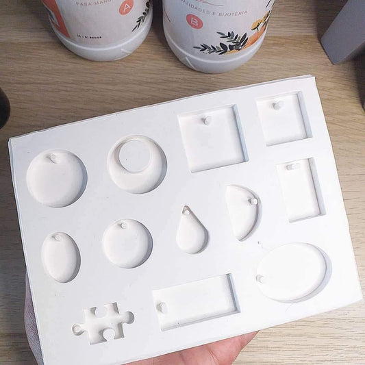 Moldes em resina para bijuteria com cavidades circulares e quadradas