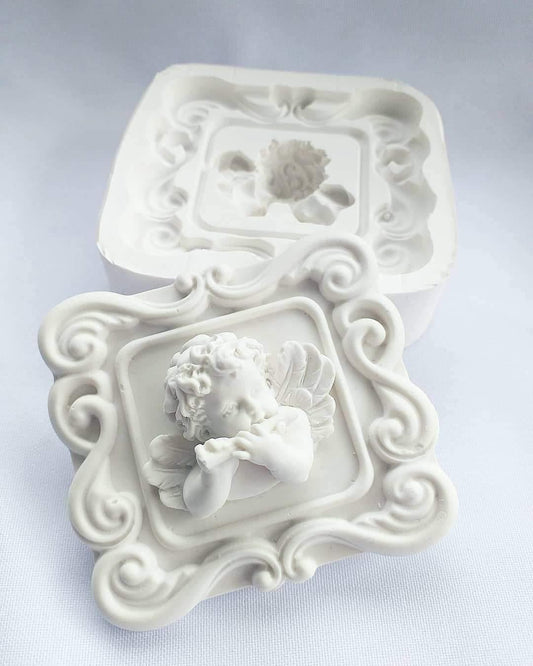 Molde em resina branca com moldura ornamentada e anjo em relevo