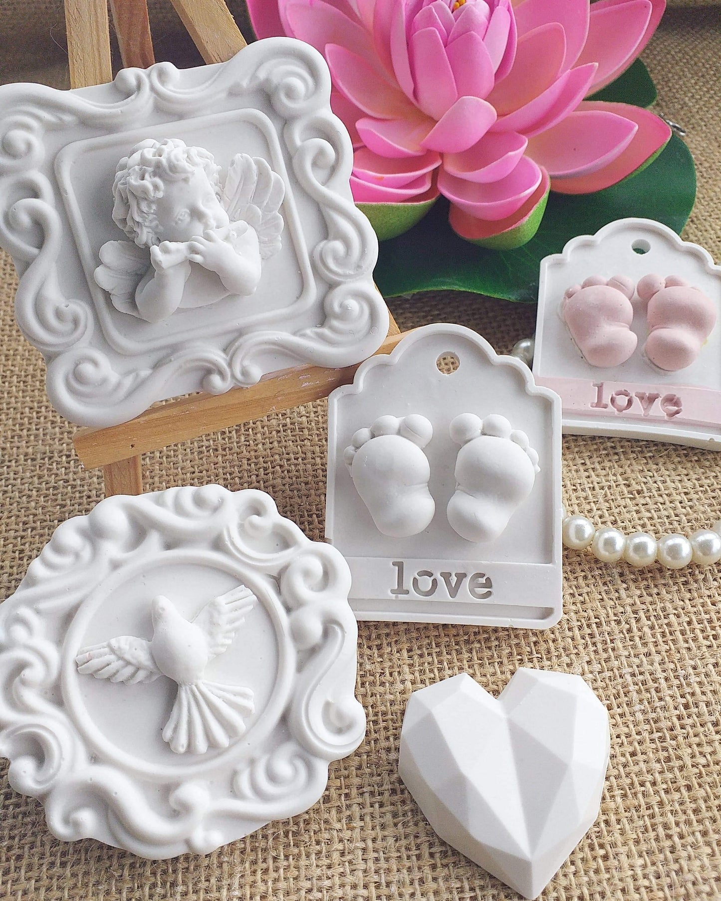 Conjunto de moldes de silicone brancos com motivos de pata e coração