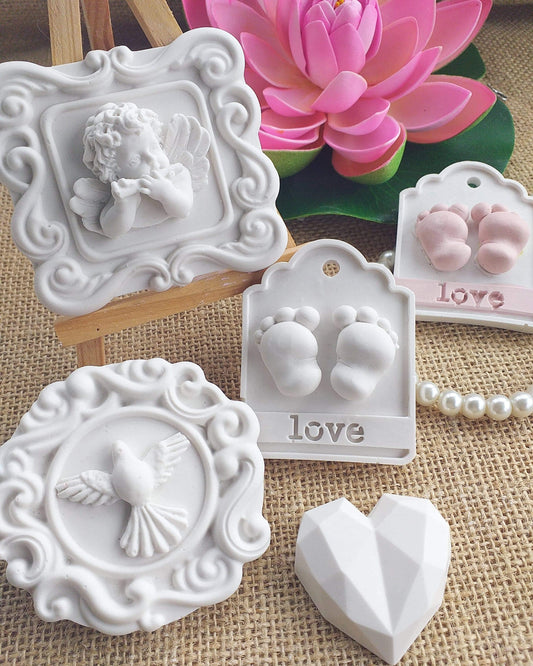 Conjunto de moldes de silicone brancos com motivos de pata e coração