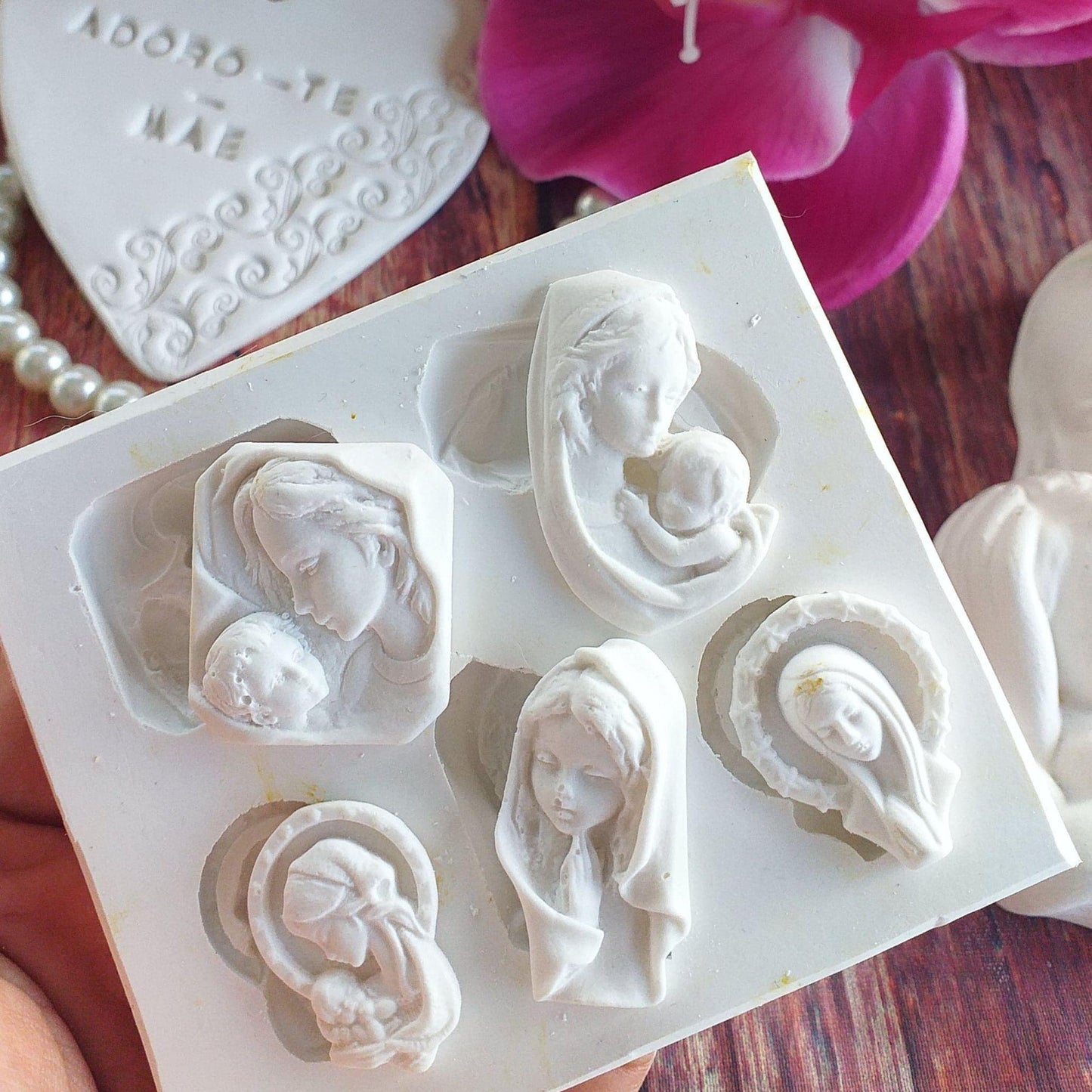 Molde branco com relevo de mãe e bebé, seis figuras decorativas