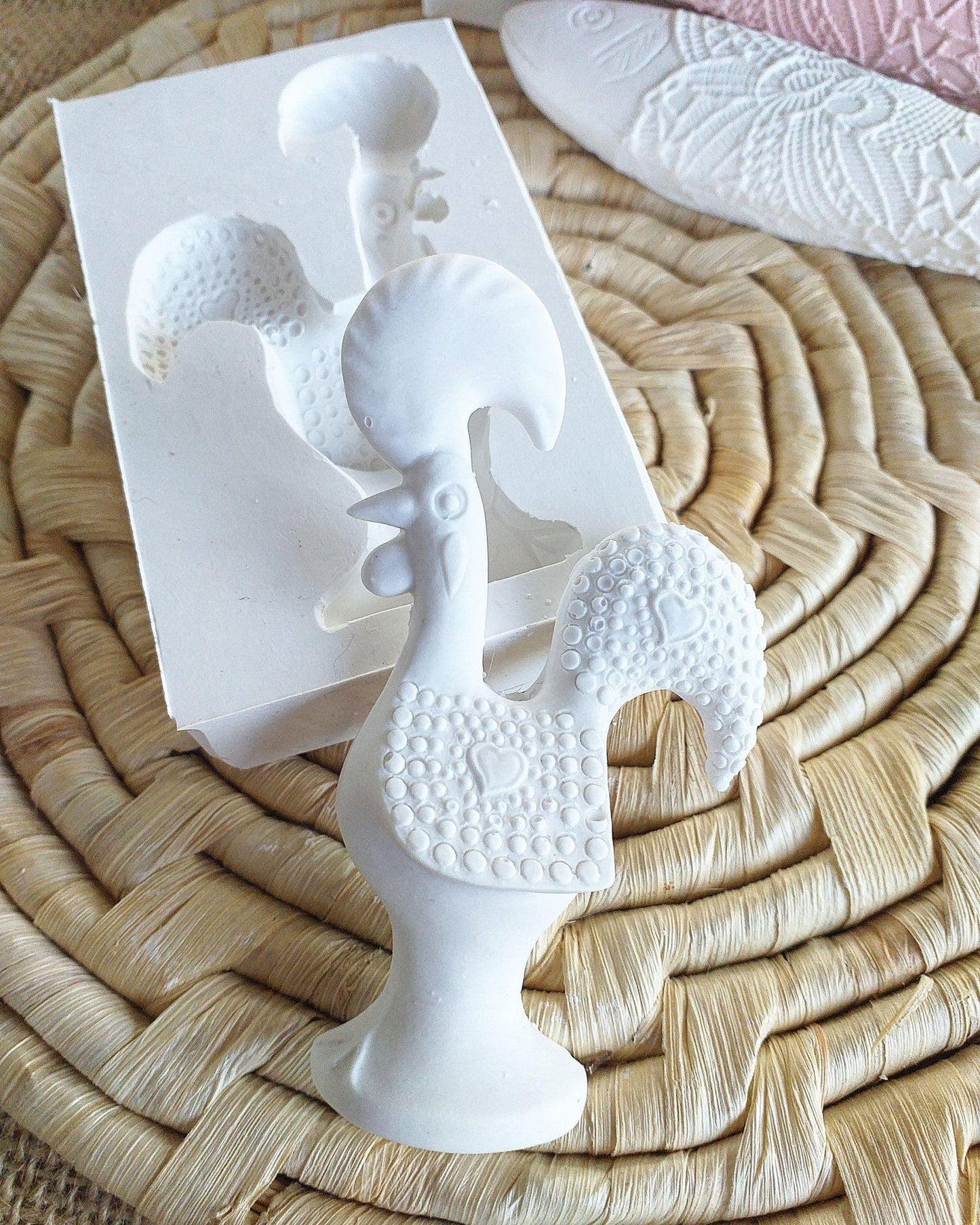 Molde de galo de Barcelos em silicone branco, peça com relevo