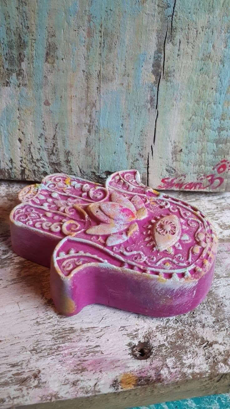 Mão de Fátima decorativa rosa fúcsia com relevo dourado e padrão ornamental