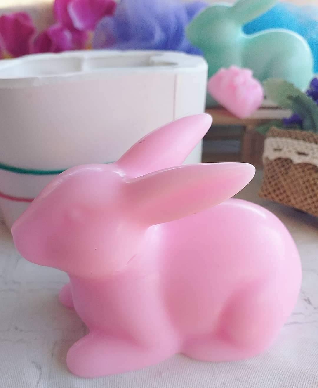 Molde 3D de coelho grande em silicone rosa, vista de perto com acabamento liso