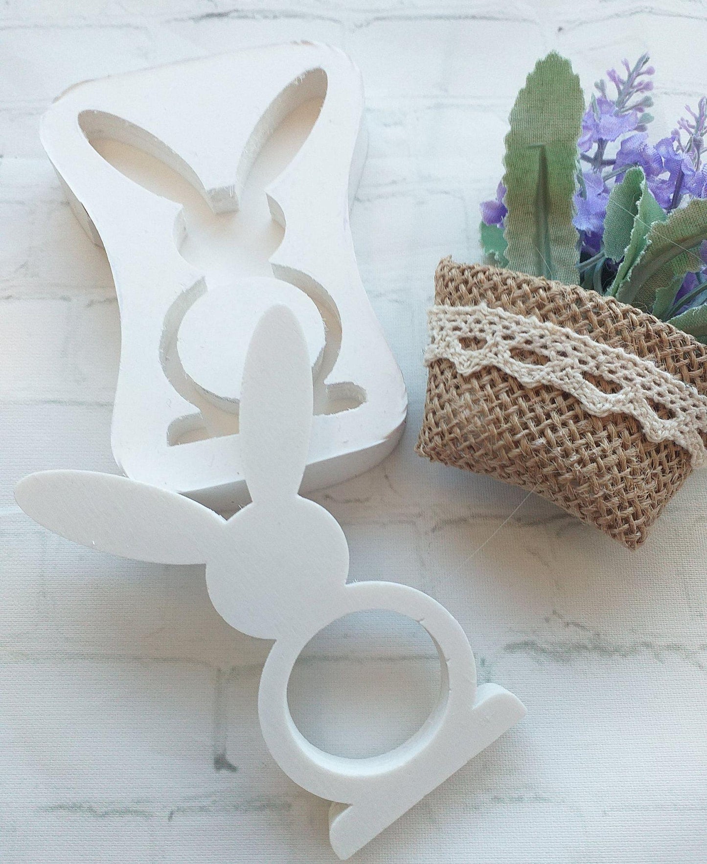 Molde de porta-guardanapos em forma de coelho branco com argola