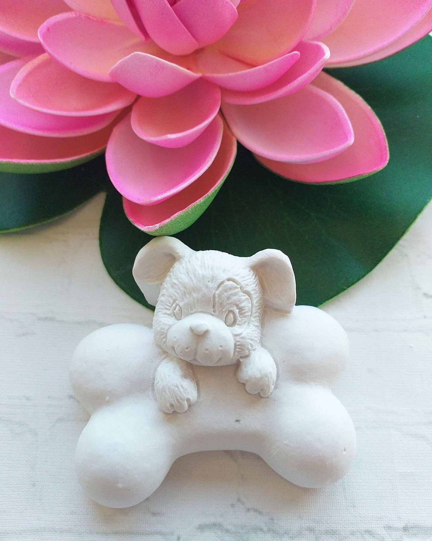 Molde em forma de cão com osso, em branco, relevo com patinhas