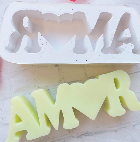 Molde de letras “Amor” com cavidades, suporte branco