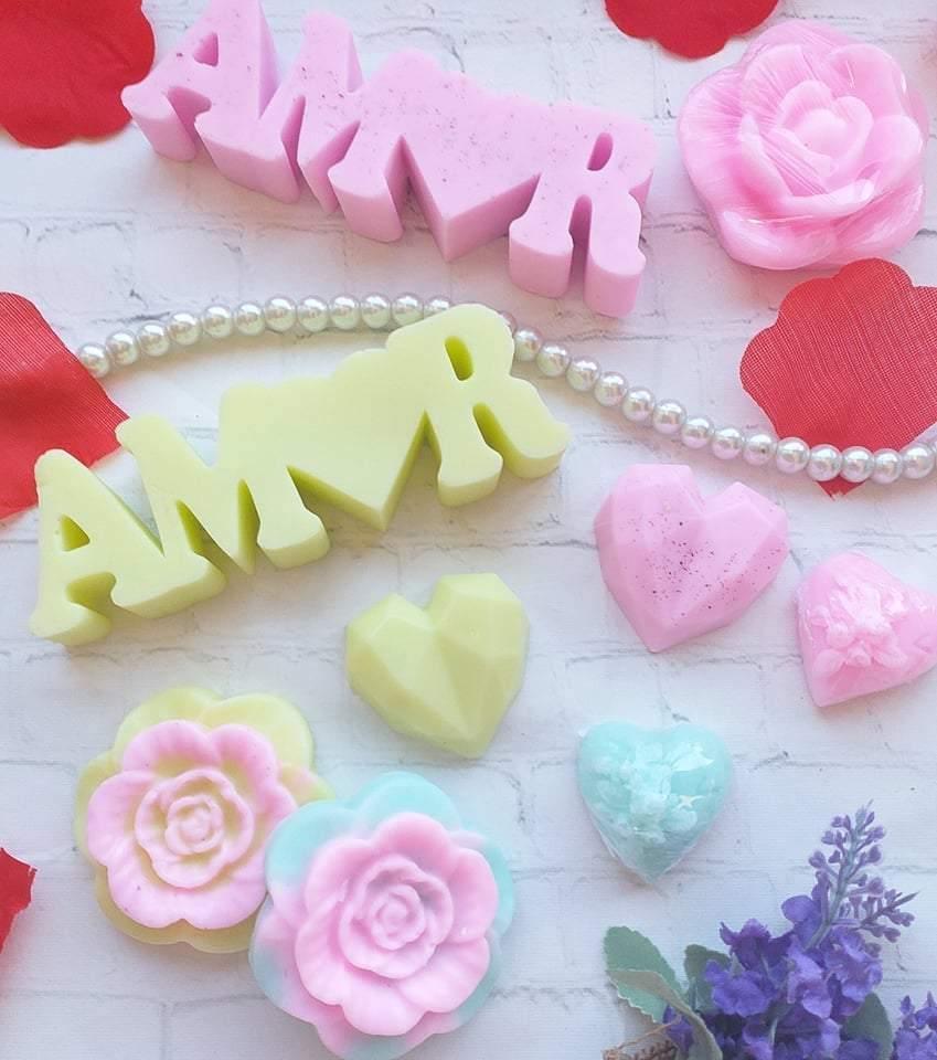 Conjunto de letras decorativas “Amor” em amarelo e rosa, com corações e flores