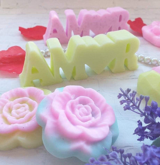Conjunto de letras decorativas “Amor” em amarelo e rosa, com rosas
