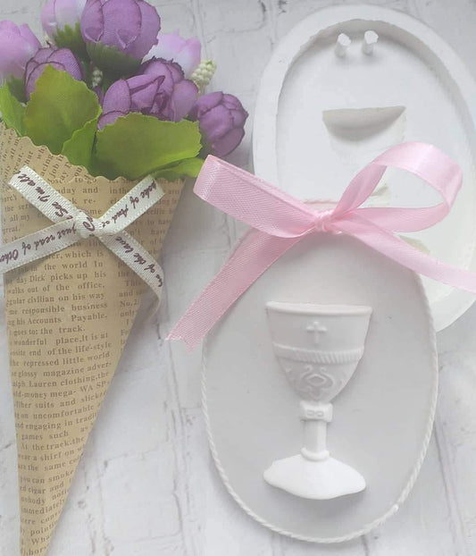 Molde de medalha com cálice: placa oval branca com laço rosa e cálice gravado