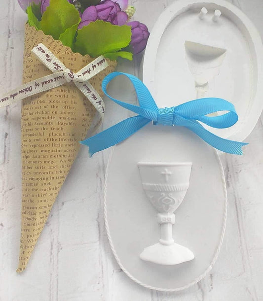 Molde de medalha com cálice: placa oval branca com laço azul e cálice gravado