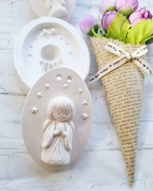 Molde oval branco com anjo em relevo e estrelas