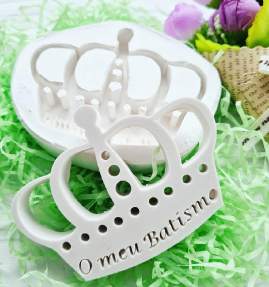 Molde branco em forma de coroa com motivos e inscrição “O meu Batismo”.