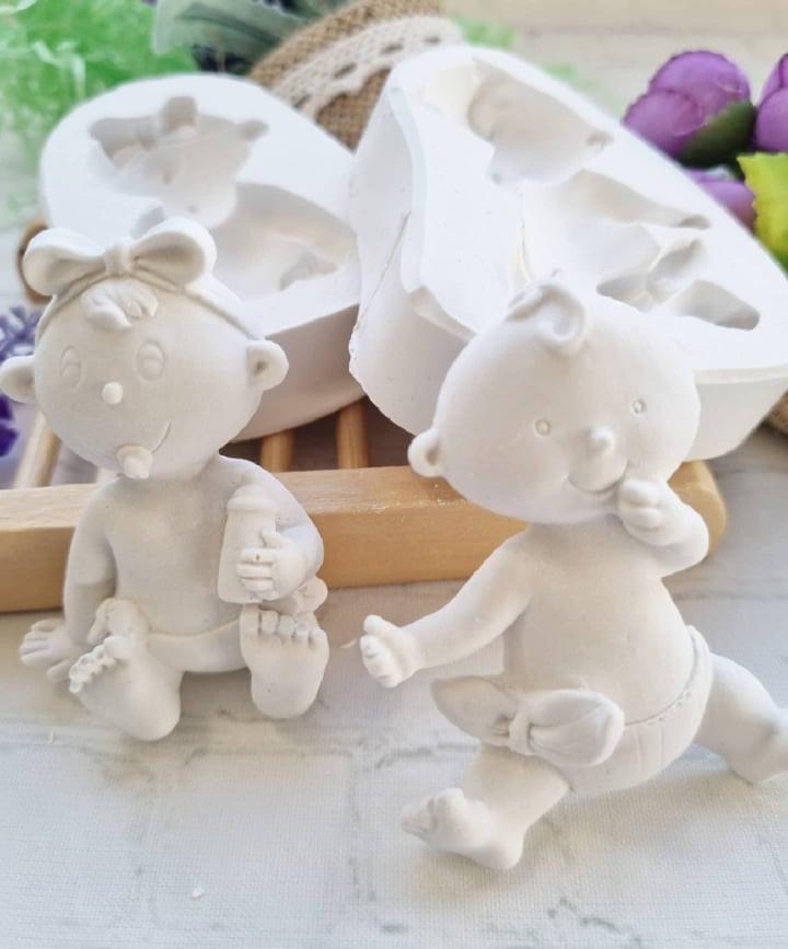 Molde branco com duas figuras de menina: laço e coelho em relevo