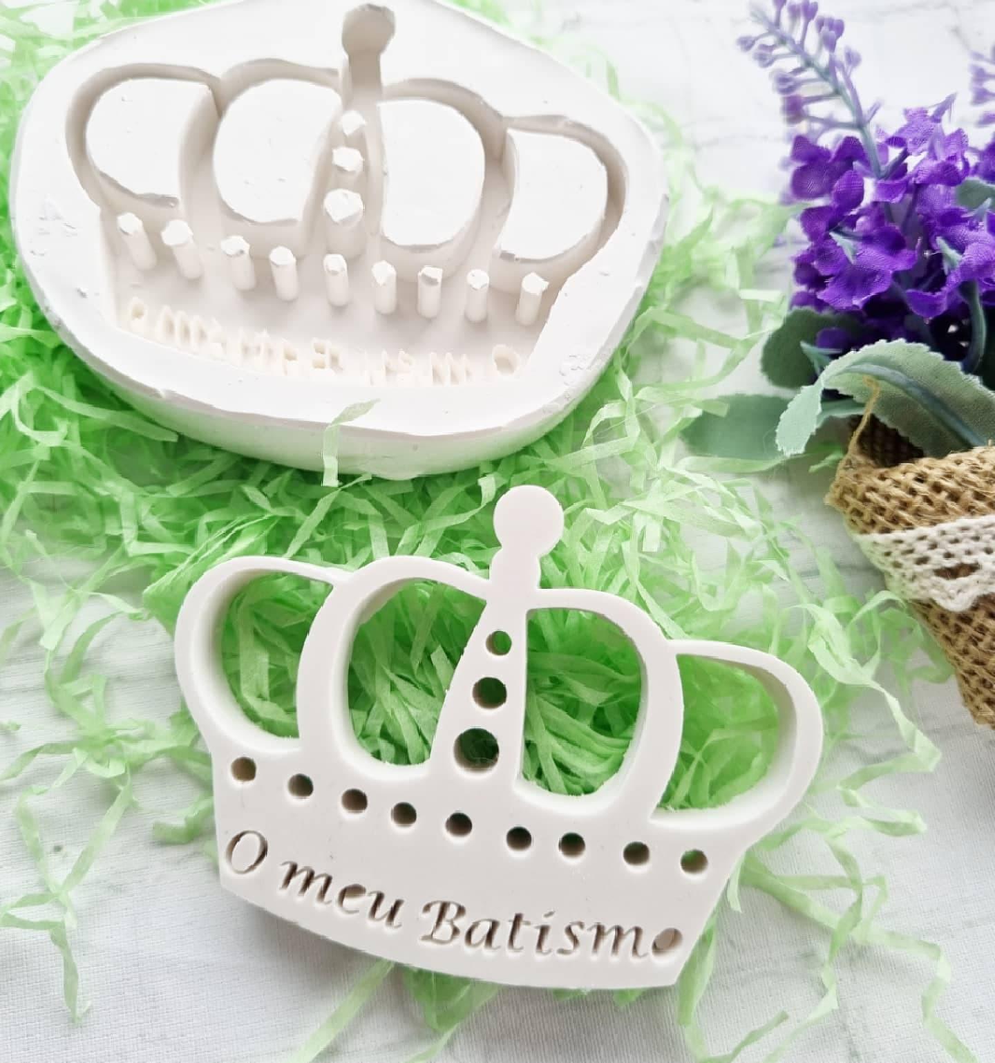Molde de coroa branco com janela frontal e inscrição “O meu Batismo”.