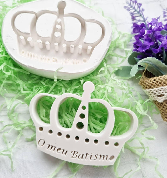 Molde de coroa branco com janela frontal e inscrição “O meu Batismo”.