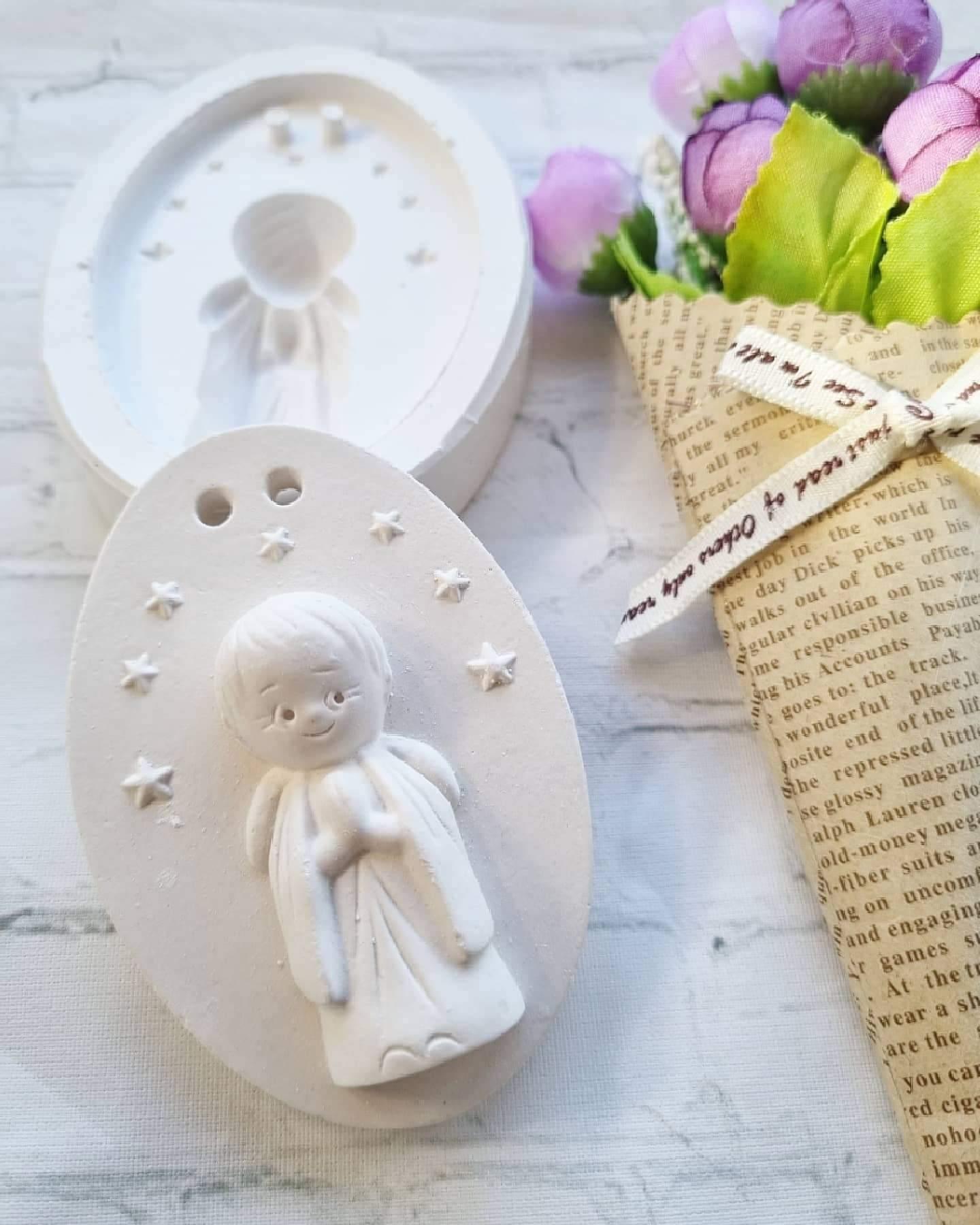 Molde oval com anjo em relevo, branco