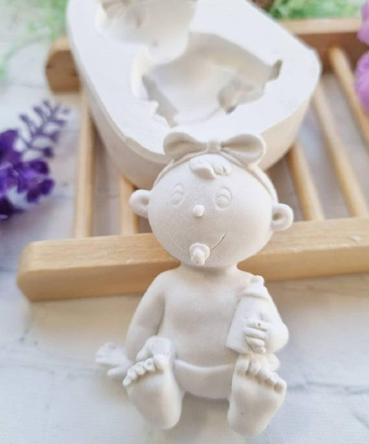 Molde branco com menina de laço e figura com orelhas de coelho