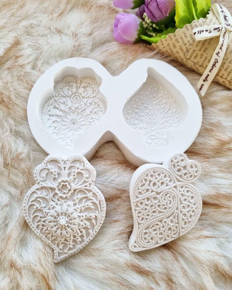 Molde duplo de corações de Viana em relevo, branco, com padrão rendilhado.