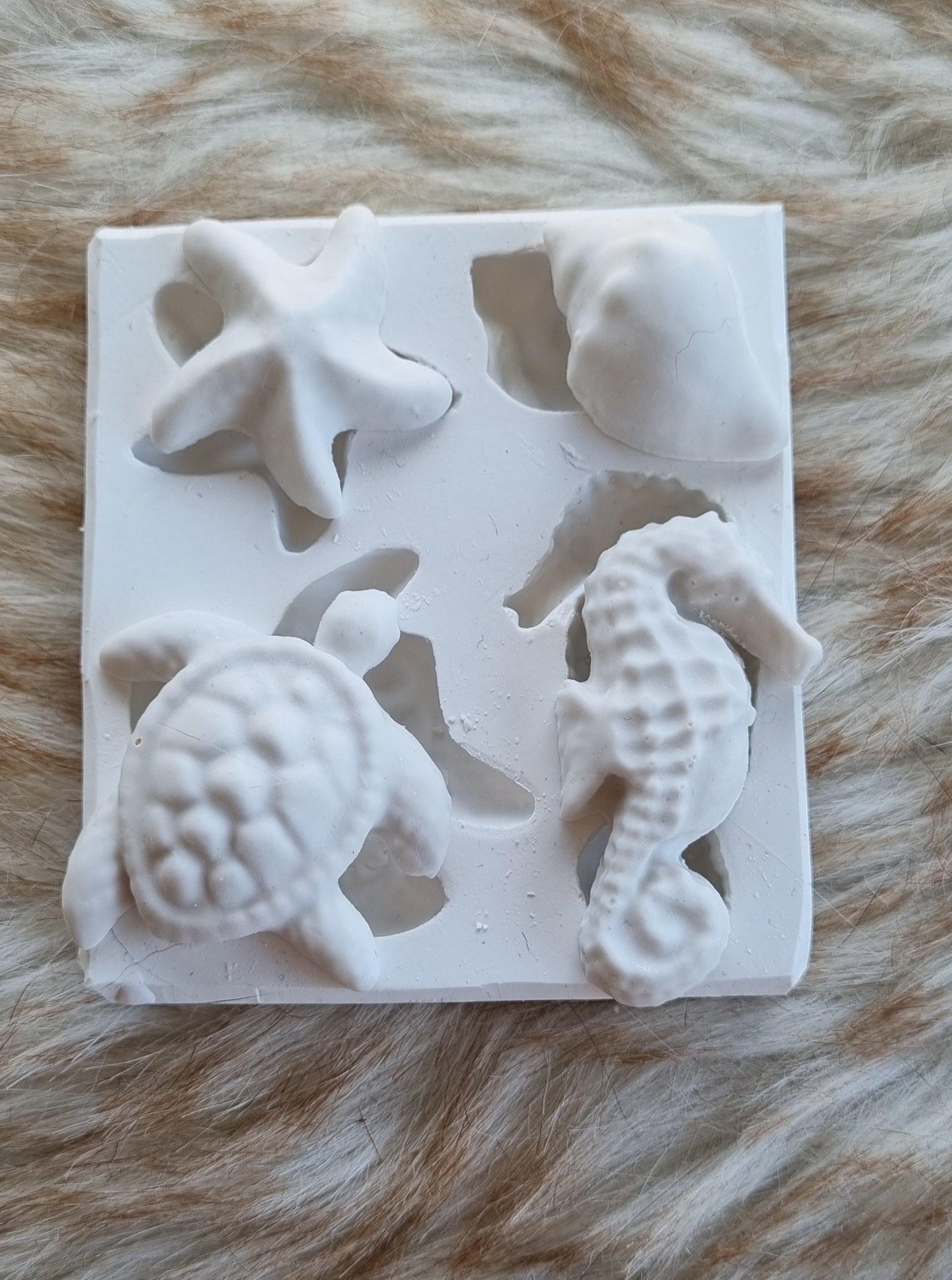 Molde de silicone marinho branco com cavidades de estrela, peixe e concha