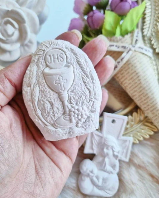 Molde oval em pedra 3D com cálice em relevo e símbolo JHS, branco