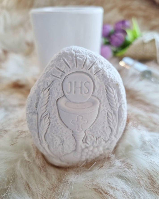 Molde oval em pedra com relevo do cálice e símbolo JHS