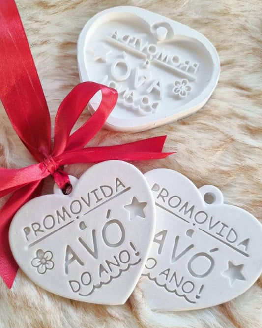 Molde de coração branco com letras em relevo, estrela e flor, laço vermelho