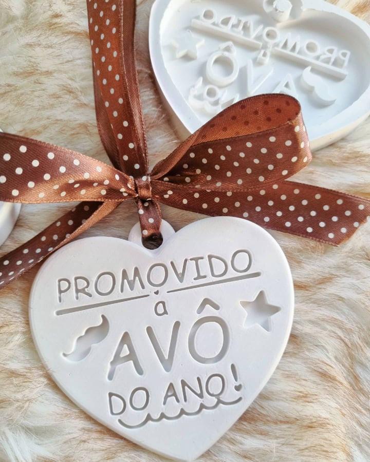 Molde de coração branco com inscrição “Promovido à Avô do Ano” e estrelas